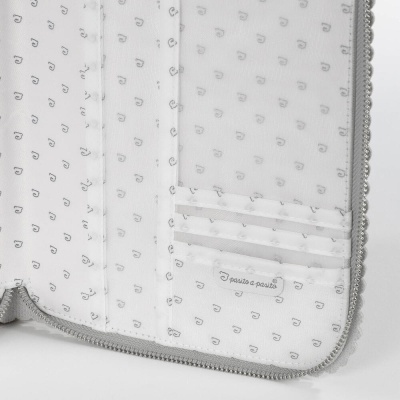 Capa branca com padrão de notas musicais e bordas cinza em croché