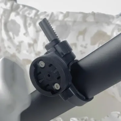 Peça preta de plástico e metal fixada a tubo preto fosco