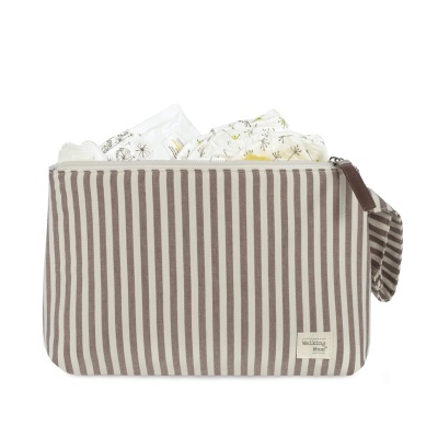 Bolsa riscada castanha e branca com fecho e etiqueta Walking mum™, com fraldas e toalhetes dentro