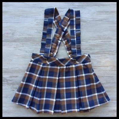 Saia xadrez azul, branco e castanho com alças cruzadas e botões
