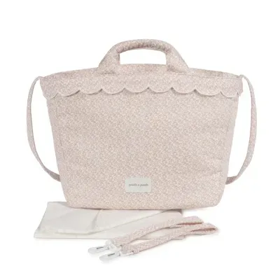 Mala de bebé com padrão floral cor-de-rosa e acessórios brancos