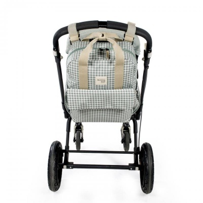Carrinho de bebé com tecido xadrez bege e branco e estrutura preta visto de trás