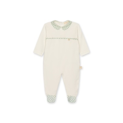 Macacão branco para bebé com detalhes verdes em padrão de quadrados.