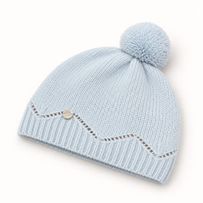 Gorro azul claro de malha com pompom e botão decorativo.
