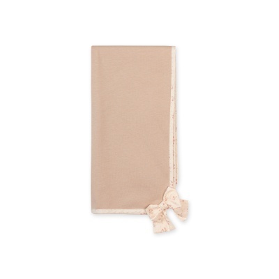 Manta bege com borda creme floral e laço