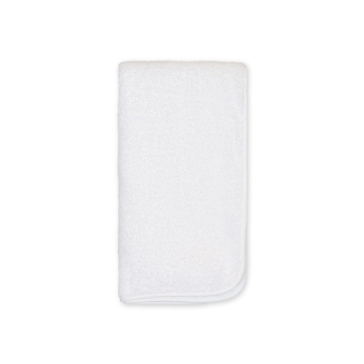 Toalha branca de algodão dobrada em fundo branco