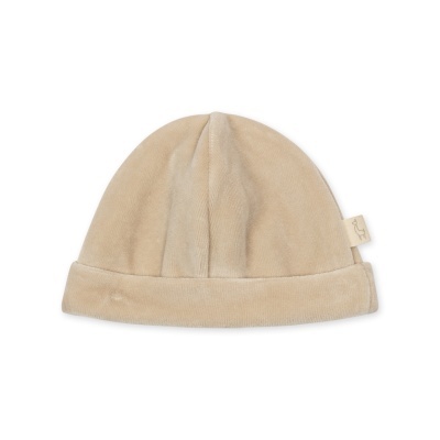 Gorro de bebé bege em tecido suave com bainha dobrada e etiqueta lateral.