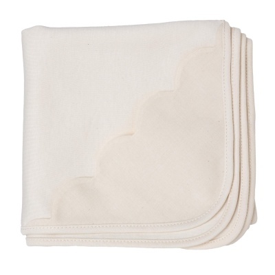 Guardanapo branco com borda em padrão de ondas