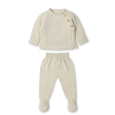 Conjunto de criança bege claro em malha com camisola e calças com botões de madeira.