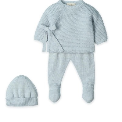 Conjunto de roupa de bebé azul claro em malha com camisola, calças e gorro.