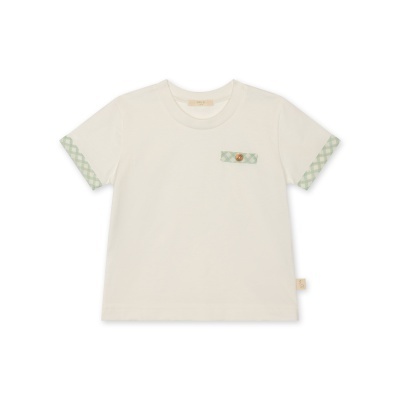 T-shirt branca infantil com detalhes xadrez verde e botão castanho