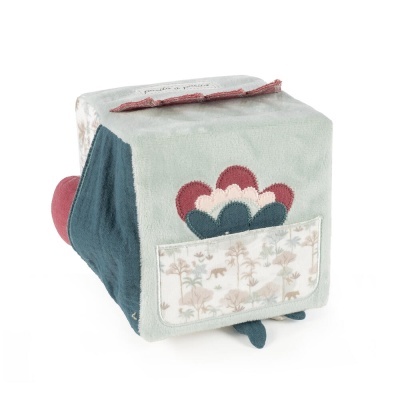 Cubo macio infantil com padrões florais e bolso estampado.