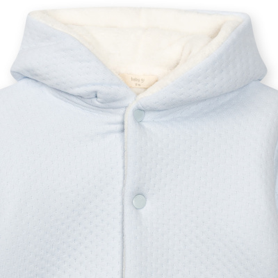 Casaco azul claro para bebé com interior branco felpudo e fecho frontal de molas.