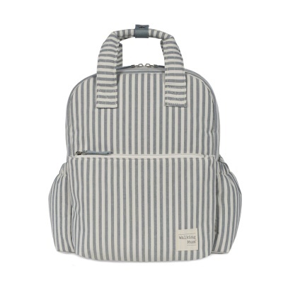 Mochila de tecido riscas verticais cinza e branco com alças acolchoadas e bolso frontal