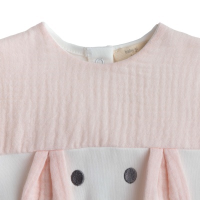 Roupa de bebé rosa claro e branca com olhos bordados e orelhas de tecido