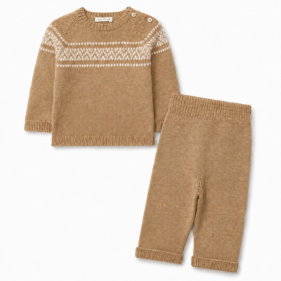 Conjunto de malha bege para bebé com padrões brancos no sweater