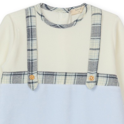 Babygrow para bebé de tecido branco com detalhes azuis em padrão xadrez e botões de madeira.