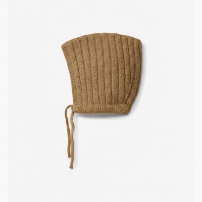 Gorro castanho em malha canelada com cordões