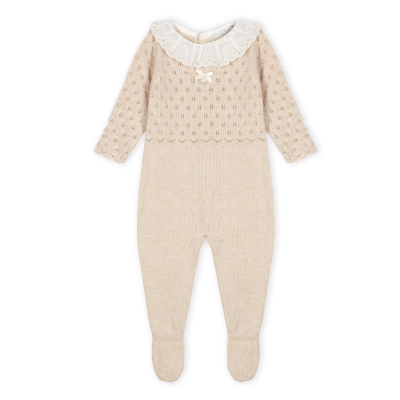 Macacão de bebé bege em malha com gola branca e detalhe de laço.