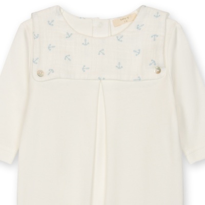 Pijama longo branco com gola de âncoras azuis e botões prateados