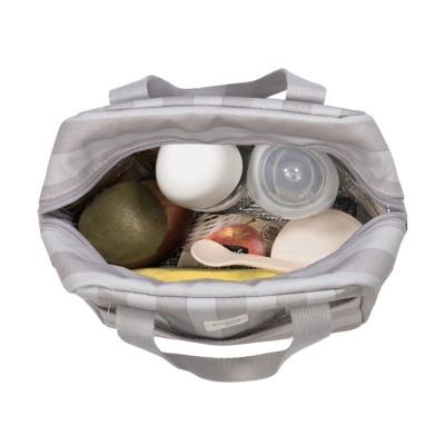 Bolsa têxtil isolante cinza com riscas brancas aberta mostrando interior prateado térmico e alimentos dentro.