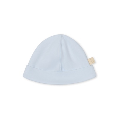 Gorro azul claro para bebé com etiqueta na lateral