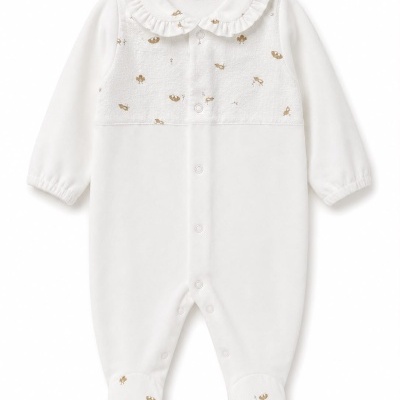 Pijama branco para bebé com estampado bege pequeno e botões de pressão
