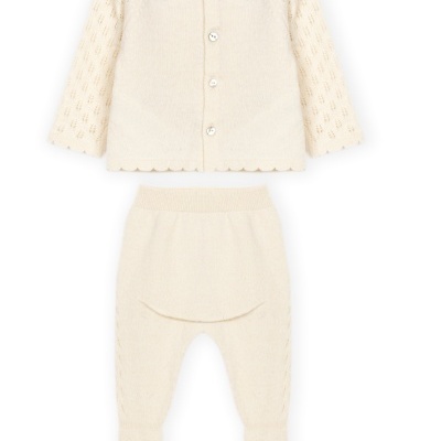 Conjunto de roupa de bebé creme em malha com botões e gola bordada