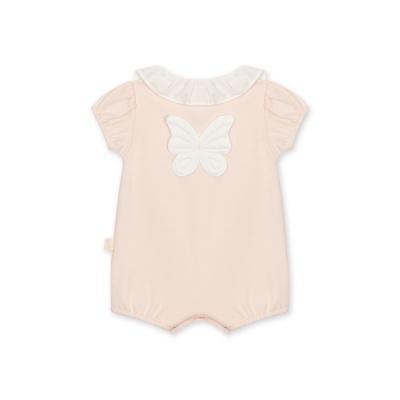 Macacão de bebé rosa claro com gola branca e borboleta nas costas