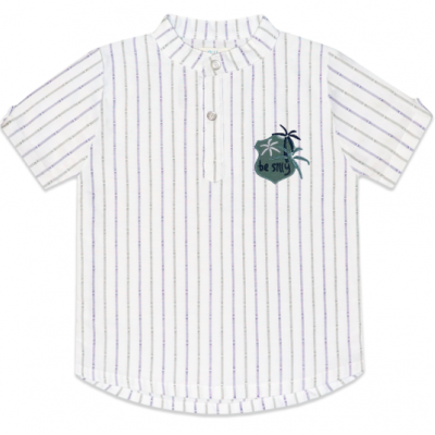 Camisola branca de manga curta com riscas verticais e bordado no peito