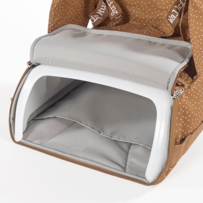 Mochila castanha com padrão de pontos brancos, interior cinzento acolchoado e estrutura plástica branca