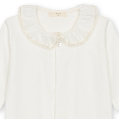 Camisola branca para bebé com gola franzida e renda creme