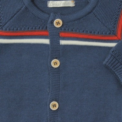 Camisola de malha azul com botões e riscas coloridas