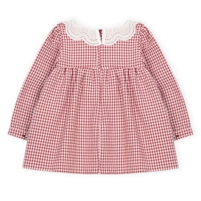Vestido de criança em padrão xadrez vermelho e branco com gola rendada