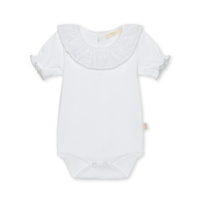 Body branco para bebé com gola larga e mangas curtas com renda