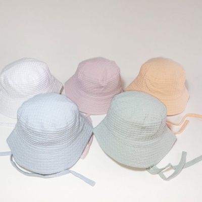 Cinco chapéus de balde coloridos em tecido com textura suave