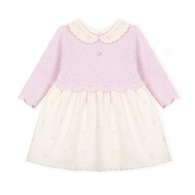 Vestido de bebé rosa clara com gola creme e saia creme com flores cor de rosa