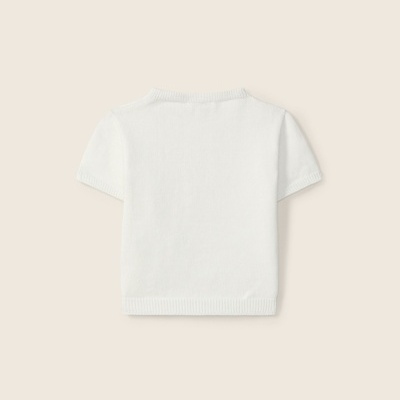 Camisola branca de malha de manga curta sobre fundo bege