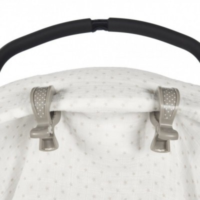 Ganchos cinzentos segurando tecido branco com padrão de estrelas cinzentas