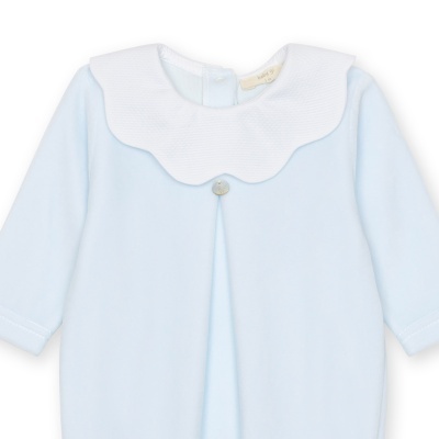 Camisola azul clara de bebé com gola branca texturizada e botão decorativo