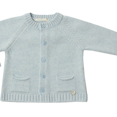 Camisola de malha azul clara para bebé com botões e bolsos frontais