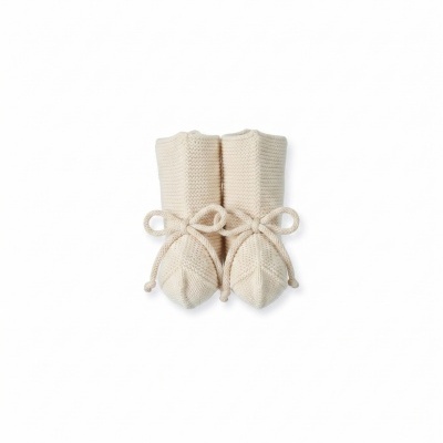 Botins de bebé tricotados bege claro com laços