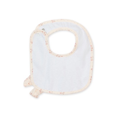 Babete branco com bordas rosa, pequenas flores e fecho de pressão