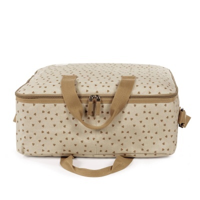 Mala de tecido bege com padrão de corações castanhos e pegas castanhas