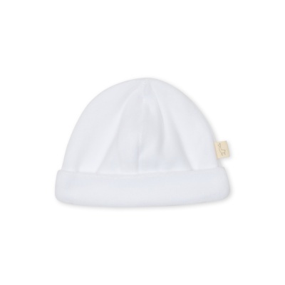 Gorro branco de bebé em tecido macio com dobra na borda e etiqueta com pato.