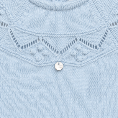 Jersey de lã azul claro com padrão tricotado decorativo e bola saliente com pendente redondo prateado