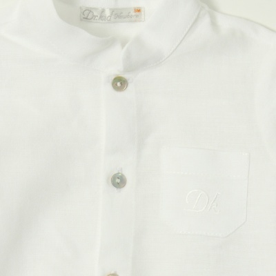 Camisa branca com botões nacarados e bolso frontal bordado 'DK'