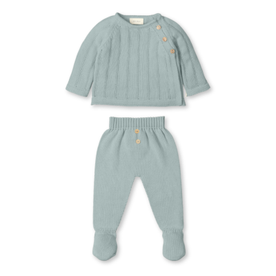 Conjunto de roupa de bebé azul claro em malha com camisola e calças com pezinhos.