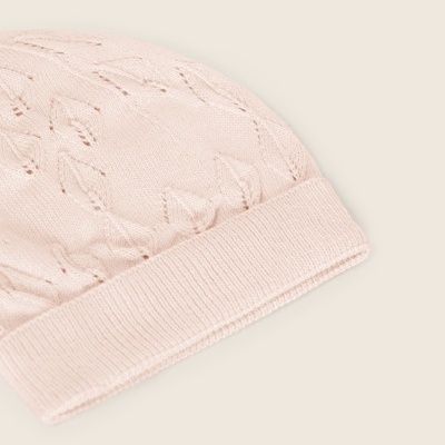 Gorro malha rosa clara com padrão em relevo e bainha dobrada