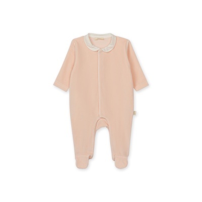 Babygrow rosa claro de veludo com gola branca arredondada para bebé